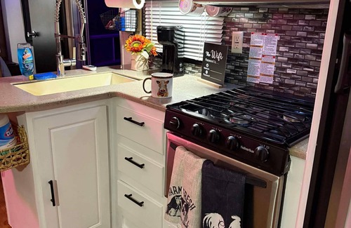 Paluxy House | With the Hollidays around the corner I have this cozy RV that sleeps 6 people.