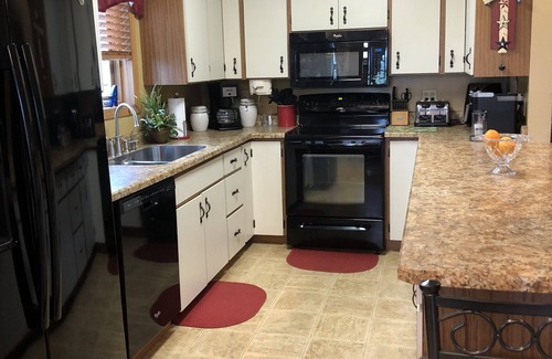 Dyersville House | Within Walking Distance of Field of Dreams Movie Site/MLB STADIUM