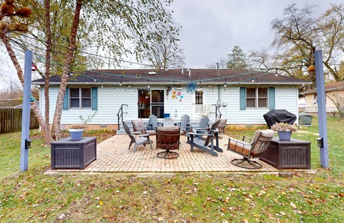 Lakeside House | Within walking distance to Lake Michigan, beach access, nice patio, W/D & WIFI