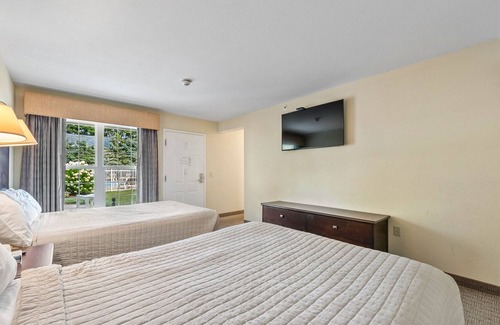Kelleys Island House | Witness the Gorgeous Scenery of Kelleys Island stay at Marblehead Suites 120
