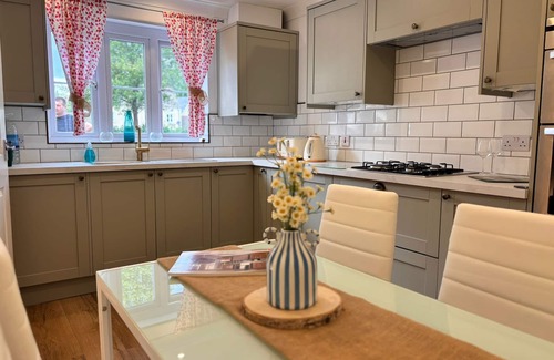 Witney House | Witney Cotswolds: Comfortable 2-Bedroom Home for 4 Guests