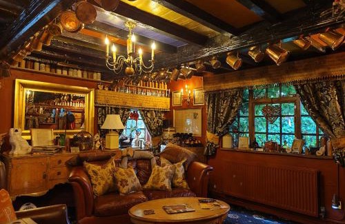 Alderley Edge House | Wizards Thatch Luxury Suites