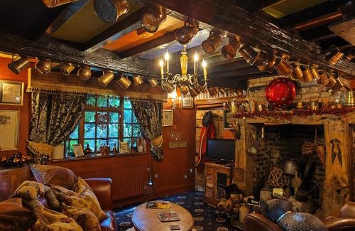 Alderley Edge House | Wizards Thatch Luxury Suites