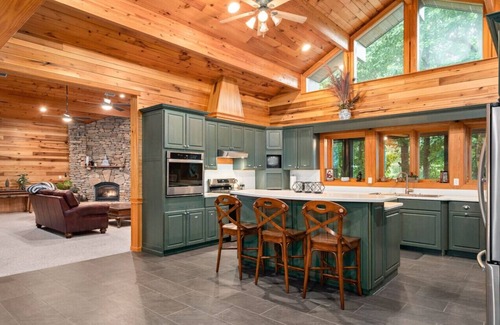 Bat Cave House | WNC Lodge Pool, Movie Rm, HotTub