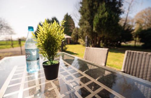 Alpen Apartment | Wohlfühloase - Moderne Ferienwohnung mit großem eingezäuntem Garten in Alleinlage an Feld & Wald, Natur pur trifft auf Komfort, Wellness und gute Erholung
