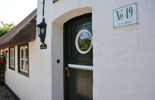 Midlum House | Wohnen Unter Reet in Ruhiger Dorfrandlage, Ideal für Paare, Gerne Auch mit Hund!