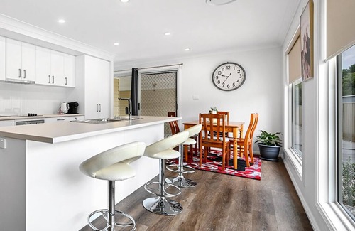 Orange East Villa | Wolaroi Villa 1, with Netflix and Disney Plus - In a Quiet Street