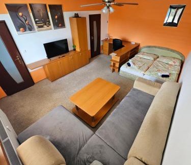 Povazska Bystrica Apartment | WOLF APARTMAN Luxusné a pokojné ubytovanie s plochou TV a optickým internetom priamo v Považskej Bystrici Tichá lokalita s bezplatným parkovaním Všade blízko Vhodné pre jednotlivcov rodiny pracovné cesty turistiku aj oddych Plne vybavená kuchyňa