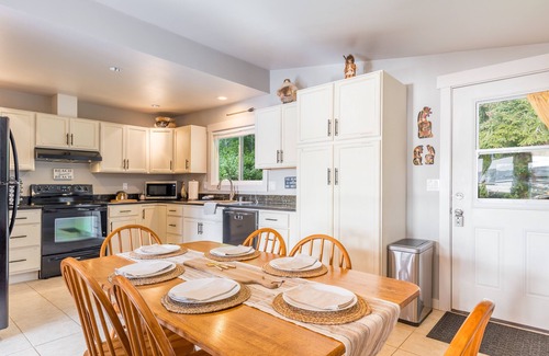 Langley House | Wolf Beach Cottage by AvantStay | Harbor Views