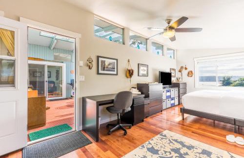 Langley House | Wolf Beach Cottage by AvantStay Harbor Views