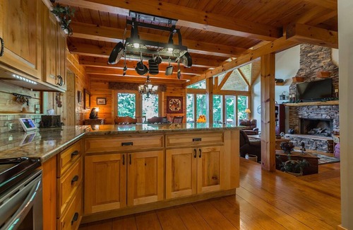 Lake Lure Cabin | Wolf River Lodge - Mr Lake Lure Vacation Rentals