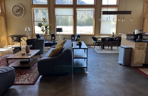Winthrop House | Wolfcreek Lodge - Modern 3 bd house on a ski trail and river access/hiking trail