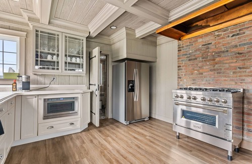 Amherstburg Cottage | Wolfe Island Lodge With 360 Views of the Detroit River
