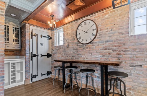 Amherstburg Cottage | Wolfe Island Lodge With 360 Views of the Detroit River