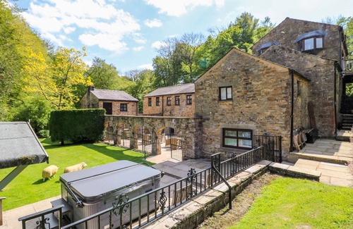 Preston Cottage | WOLFEN MILL, pet friendly, luxury holiday cottage in Chipping
