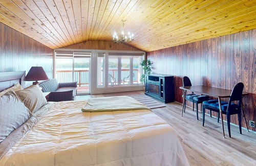 Wollaston House | Wollaston Castle with a Gorgeous Waterfront