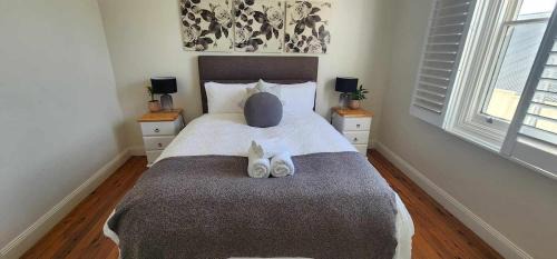 Wollongong CBD House | Wollongong CBD home with parking, Wi-Fi, AC near to hospital, train & stadium