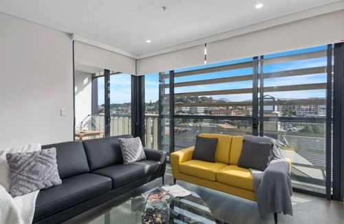 Wollongong CBD Apartment | 'Wollongong Inner-city Escape' Bright Urban Oasis
