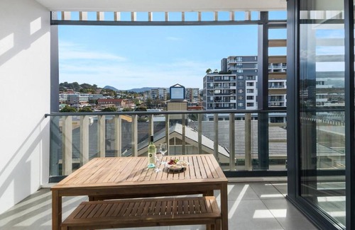Wollongong CBD Apartment | 'Wollongong Inner-city Escape' Bright Urban Oasis