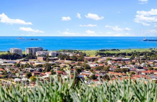 Wollongong CBD Apartment | 'Wollongong Inner-city Escape' Bright Urban Oasis