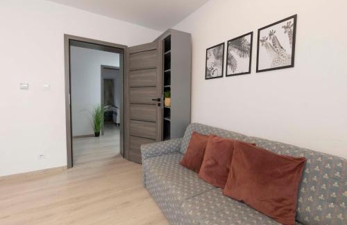 Fabryczna Apartment | WOLSKA APARTMENT 80m2 - 7 people, 3 rooms