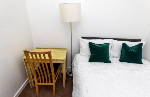 Wolverhampton Apartment | Wolverhampton 4-Bed Contractor & Family House
