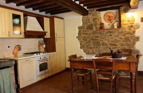 Civitella in Val di Chiana Villa | Wonderful private villa with WIFI, private pool, TV, pets allowed and parking, close to Arezzo
