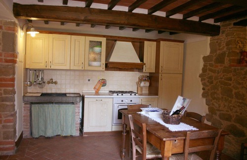 Civitella in Val di Chiana Villa | Wonderful private villa with WIFI, private pool, TV, pets allowed and parking, close to Arezzo