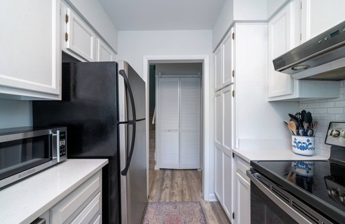 Tarpon Pond House | Wonderful 2BR+Loft Cottage! Close to Beach! Screened Porch w/Wooded Views! Amenity Cards!