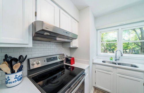 Tarpon Pond House | Wonderful 2BR+Loft Cottage! Close to Beach! Screened Porch w/Wooded Views! Amenity Cards!