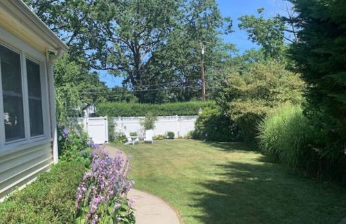 Cos Cob House | Wonderful 3 bd 2 ba with enclosed garden