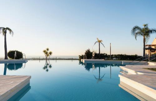 New Golden Mile Apartment | Wonderful 3-bedroom apartment with garden and amazing views Hacienda Senorio Cifuentes Marbella