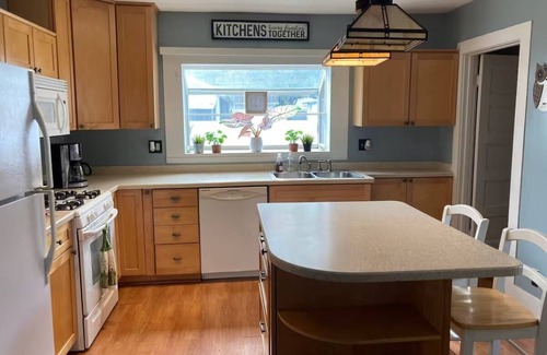 Bellville House | Wonderful 4-bedroom house with hot tub in Bellville