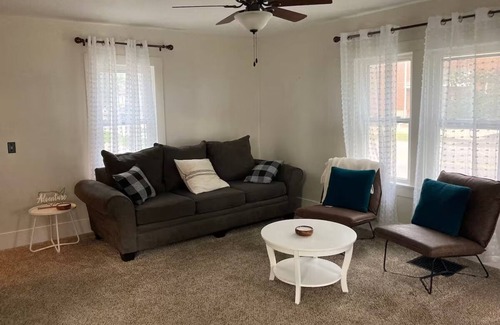 Bellville House | Wonderful 4-bedroom house with hot tub in Bellville
