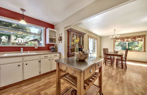 Lake Forest House | Wonderful 4 Bedroom Home, Hot Tub, Fenced-in Yard, Dog friendly, WiFi