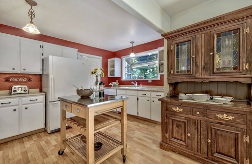 Lake Forest House | Wonderful 4 Bedroom Home, Hot Tub, Fenced-in Yard, Dog friendly, WiFi