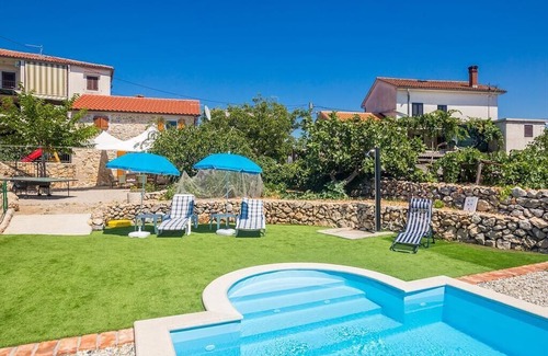 Brzac House | Wonderful and comfortable holiday home in Brzac, Island Krk, Croatia with private pool for 5 persons