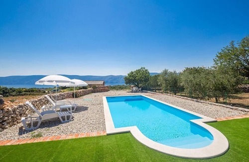 Brzac House | Wonderful and comfortable holiday home in Brzac, Island Krk, Croatia with private pool for 5 persons