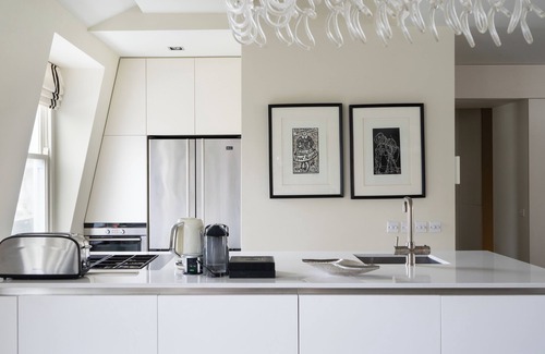 Haringey Apartment | WONDERFUL CHELSEA PENTHOUSE, 2 BEDROOMS, SUPER LIVING SPACE AND LARGE ROOF PATIO