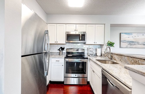 Heron Harbour Isle Condo | Wonderful coastal escape with pools, deck & central AC - near shops & dining