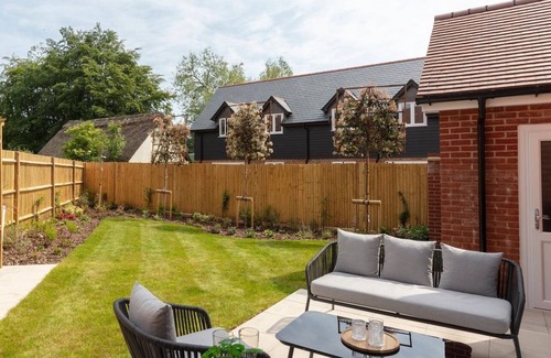 Wonston House | Wonderful Country Side Home, Winchester near River Test, Winchester Cathedral 6k