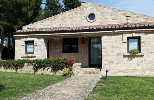 Citta Sant'Angelo Villa | Wonderful detached villa with garden and pool - 90 minutes from Rome