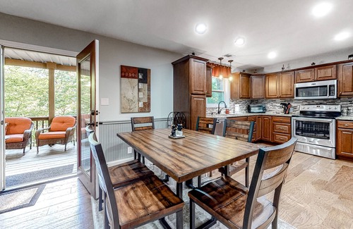 Tate Cabin | Wonderful Dog-Friendly Escape W/Two Decks, Private Hot Tub, Gas Grill & WiFi