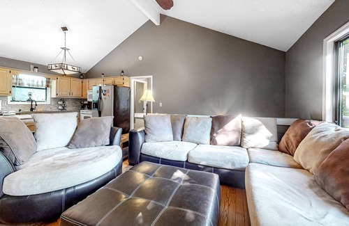 Tate Cabin | Wonderful Dog-Friendly Escape W/Two Decks, Private Hot Tub, Gas Grill & WiFi