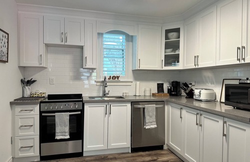 Downtown Apartment | Wonderful Downtown Luxury One-Bdrm w/Fireplace, Patio, BBQ and On-Site Laundry