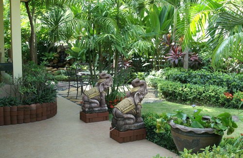Hua Thanon Villa | Wonderful Family Garden Villa, very close to the beach, private and spacious.