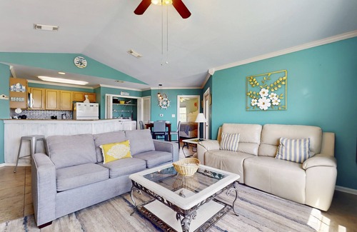 Gulf Shores Condo | Wonderful Family Retreat Near the Coast W/Free WiFi & Shared Pool/Hot Tub