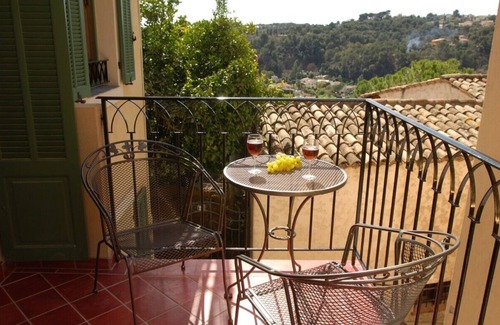 Biot Apartment | Wonderful holiday home in historic city centre