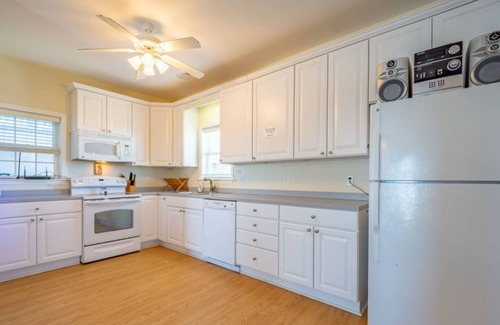Hatteras Condo | Wonderful home in beachfront complex with pool & hot tub, central AC & deck
