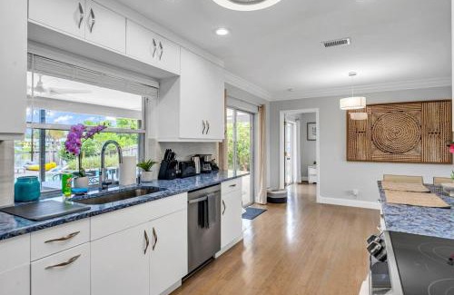 Golfview Harbor House | Wonderful Lake Front Pool Home East Boyton TikiBar